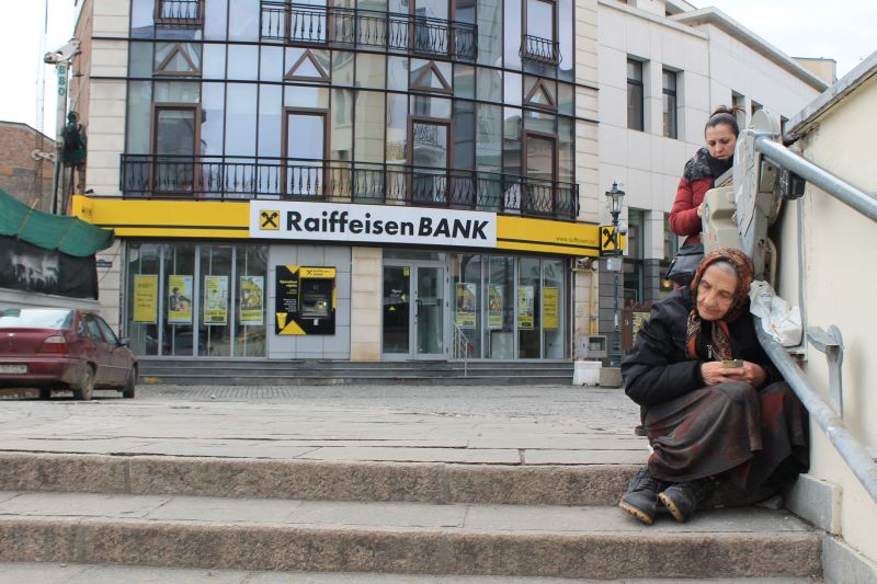 Raiffeisen Bank inchide toate ghiseele: persoanele fizice vor putea face operatiuni doar cu cardul sau&nbsp;online