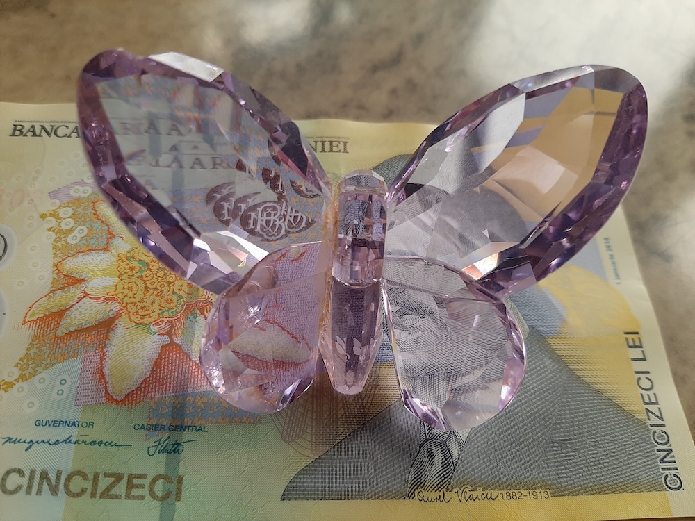 Îmi sfârâie inima când văz lumea țiindu-se de luxus