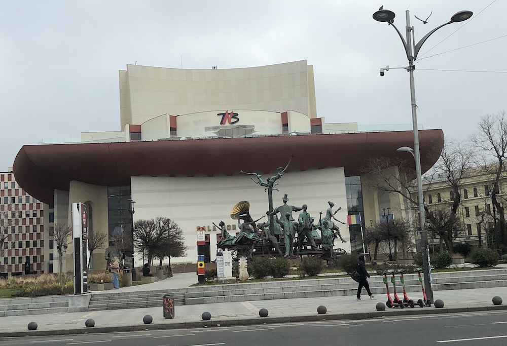 Adică să șază numai poporul la masă, că el e stăpân